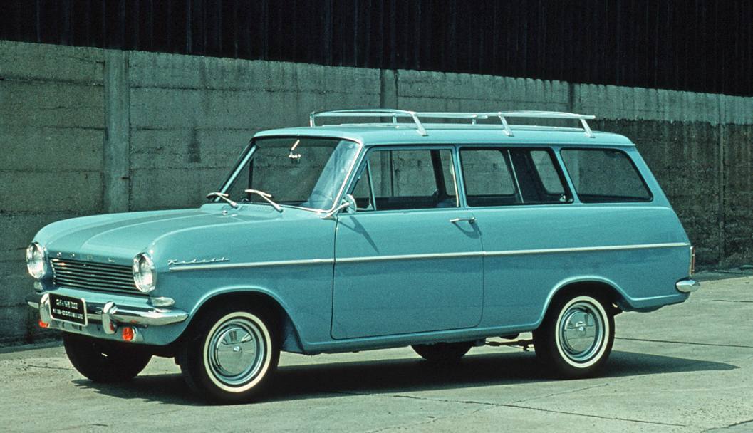 La storia della Opel Kadett familiare inizia nel 1963. La Kadett A Caravan (1963-1965): tre file di sedili per l’auto simbolo del miracolo economico